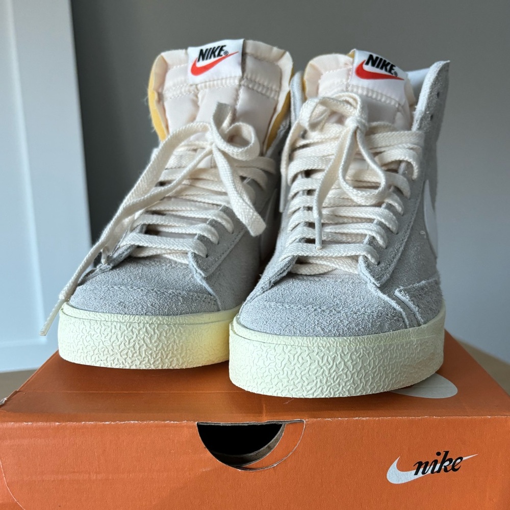 Nike womens Blazer Mid 77